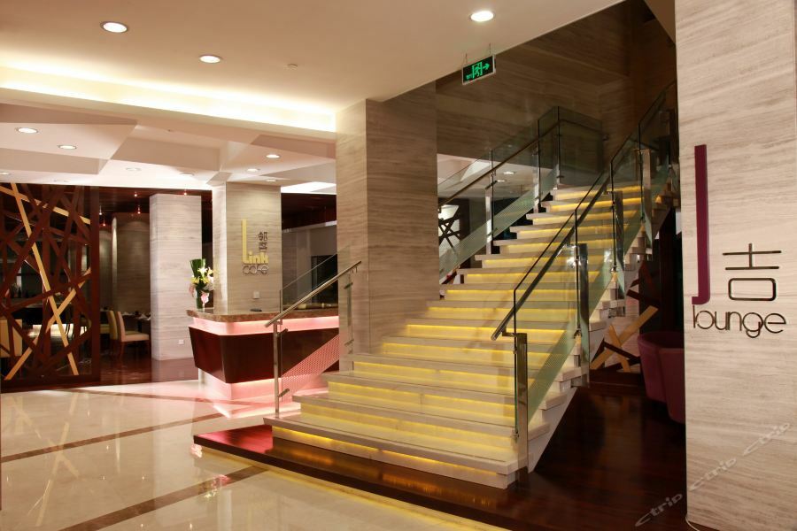 Holiday Inn Shanghai Hongqiao Central, an IHG Hotel Bagian luar foto